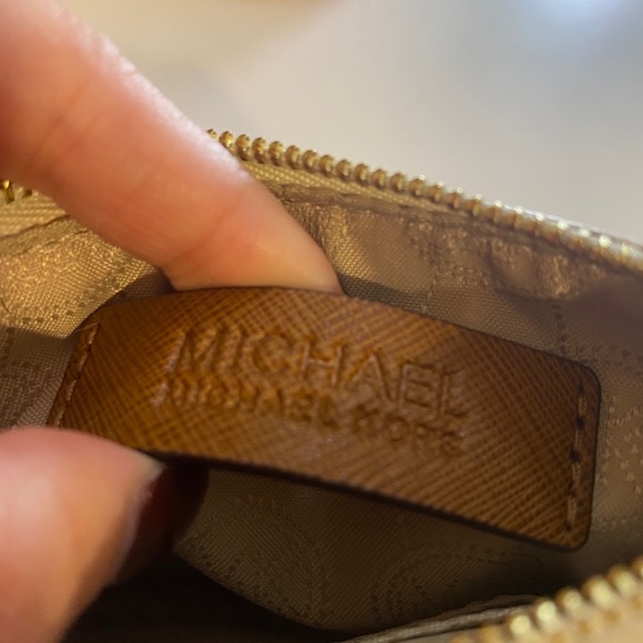 Micheal Kors White Wallet with Gold Plate. - Picture 3 of 4